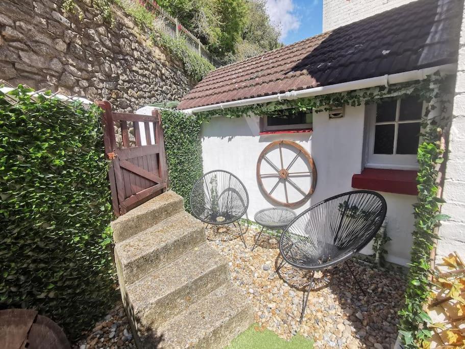 Shore Thing - Just A Stones Throw From The Beach Sandgate Bagian luar foto